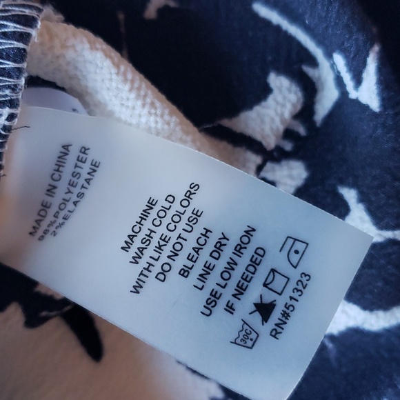 Vince Camuto Off-White and Black Flowy Blouse - Picture 10 of 13